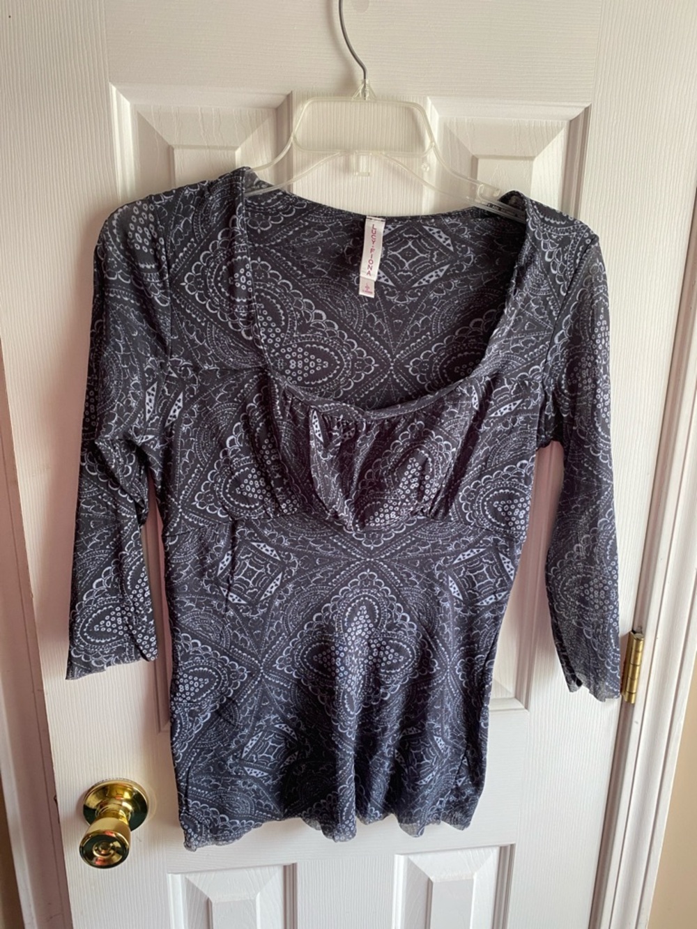 Lucy + Fiona Size Large Gray Paisley Geometric Scoop Neck Sheer Top